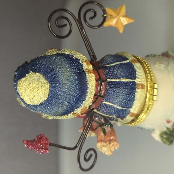 Resin Snowman Collectible Trinket Box with bird, gifts and star - Picture 6 of 6